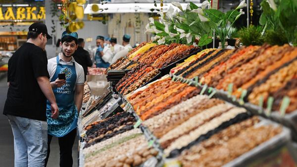 KAZANFORUM 2025. Официальное открытие Международной торговой ярмарки ХаляльKazan Halal Market - Sputnik Тоҷикистон