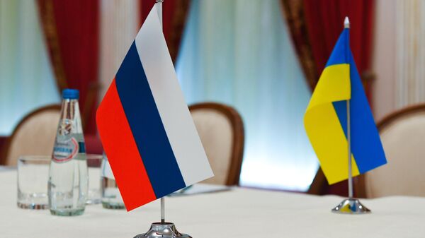 Флаги России и Украины. Архивное фото - Sputnik Таджикистан