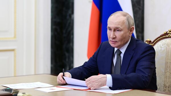 Президент РФ Владимир Путин в режиме видеоконференции проводит оперативное совещание с постоянными членами Совета безопасности РФ. - Sputnik Таджикистан
