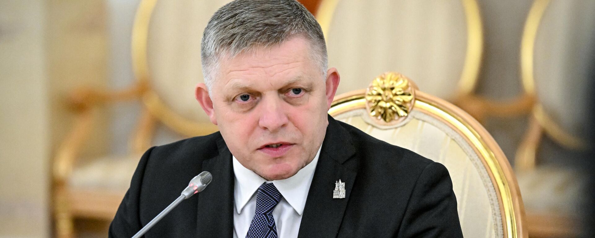 Председатель правительства Словакии Роберт Фицо во время встречи с президентом РФ Владимиром Путиным.  - Sputnik Таджикистан, 1920, 15.11.2025