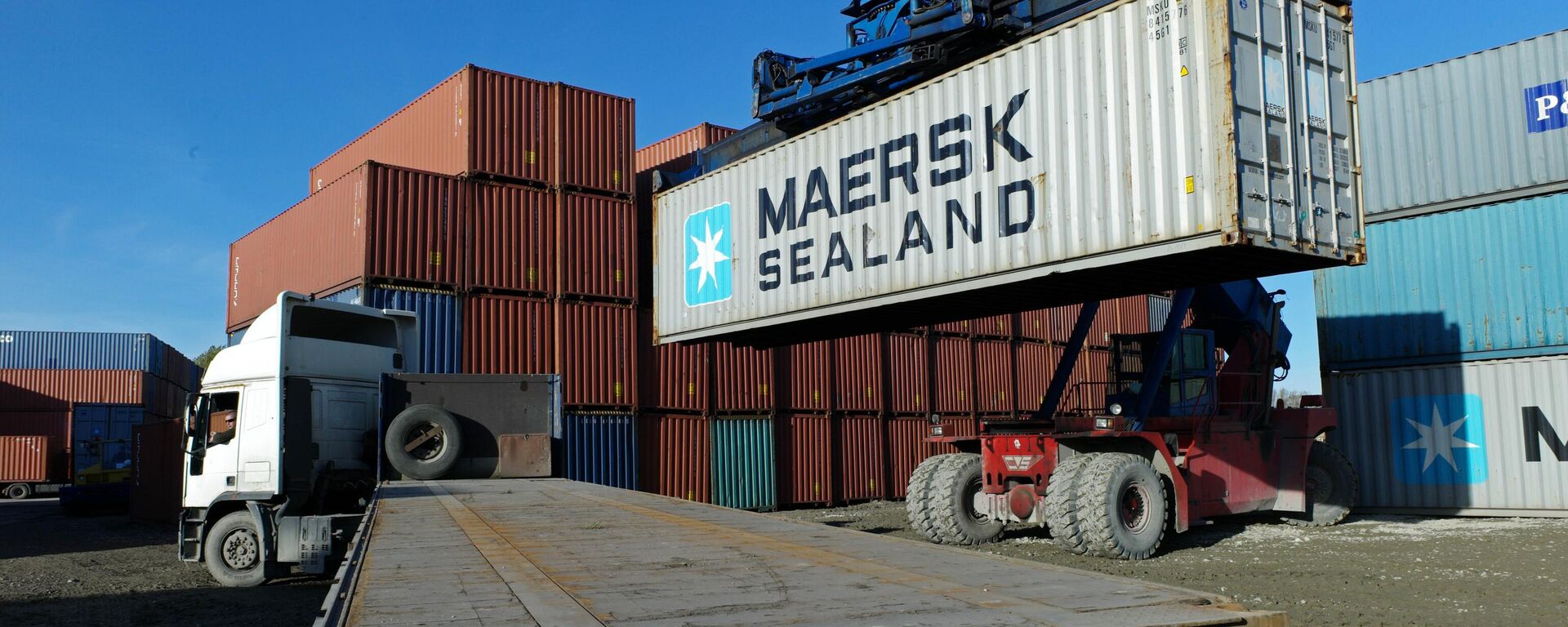 Работа грузового контейнерного терминала  - Sputnik Тоҷикистон, 1920, 20.05.2025