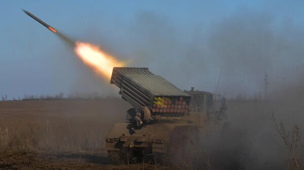Боевая стрельба РСЗО Торнадо-Г и пушек Гиацинт в зоне СВО - Sputnik Таджикистан