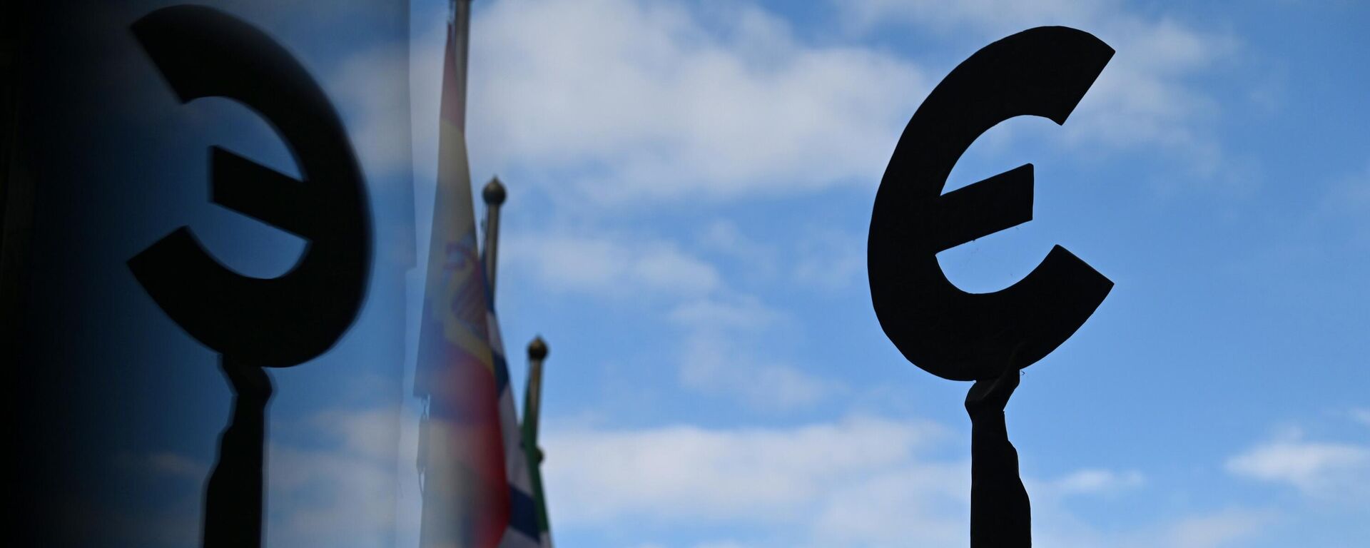 Памятник-скульптура знаку Евро у здания штаб-квартиры Европейского парламента в Брюсселе - Sputnik Таджикистан, 1920, 03.11.2025