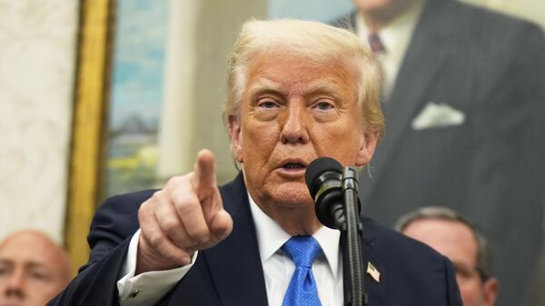 Президент Дональд Трамп выступает  в Овальном кабинете Белого дома в понедельник, 19 мая 2025 г. - Sputnik Таджикистан