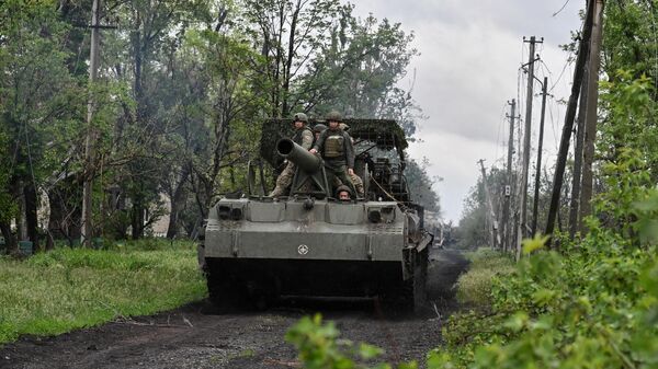 Боевая работа расчета САУ 2С7М Малка группировки войск Центр на Красноармейском направлении СВО  - Sputnik Таджикистан