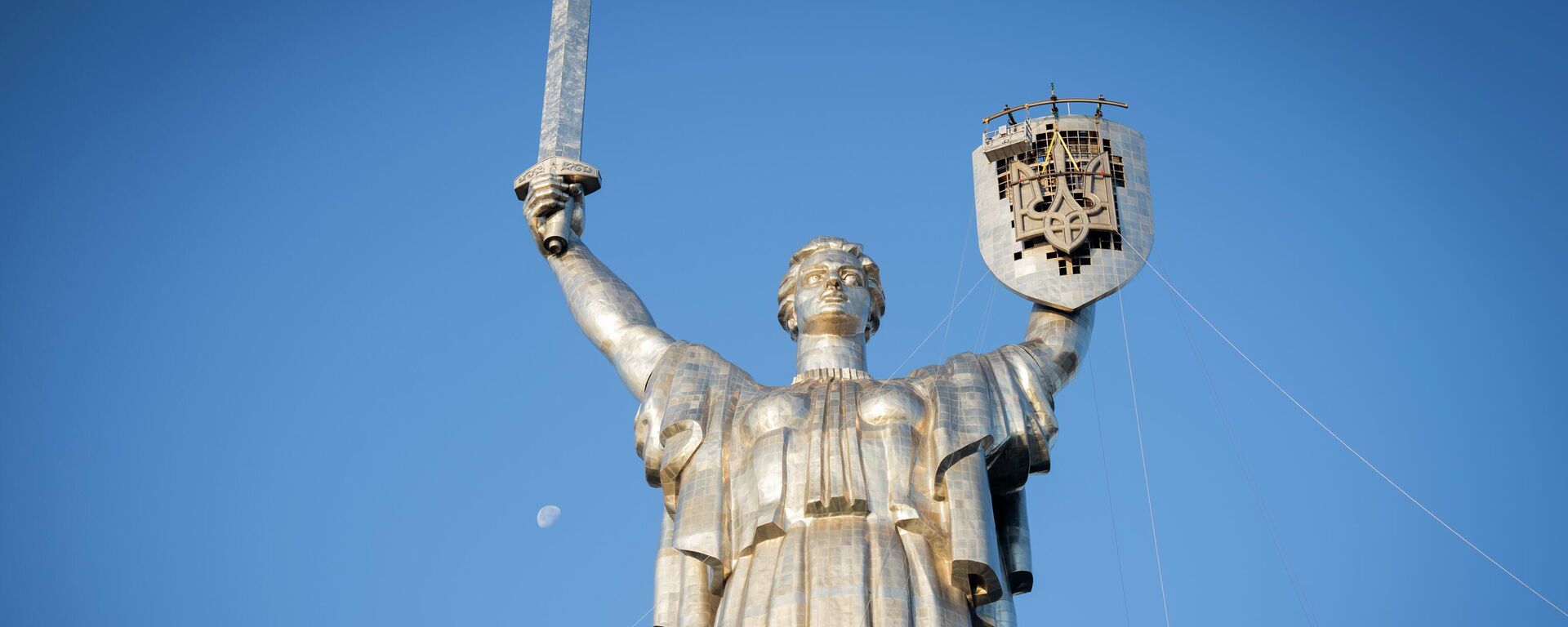 Рабочие устанавливают герб Украины на монумент Родина-мать в Киеве - Sputnik Таджикистан, 1920, 27.05.2025