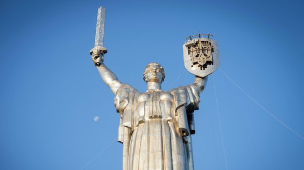 Рабочие устанавливают герб Украины на монумент Родина-мать в Киеве. Иллюстративное фото - Sputnik Тоҷикистон