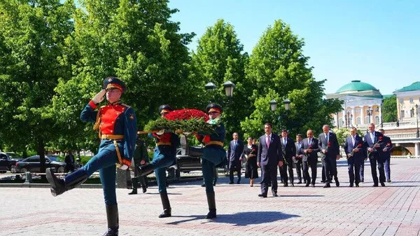 Ҳайати Маҷлиси миллии Тоҷикистон таҳти раёсати Рустами Эмомалӣ назди Оромгоҳи Аскари номаълум дар Маскав гулчанбар гузошт - Sputnik Тоҷикистон