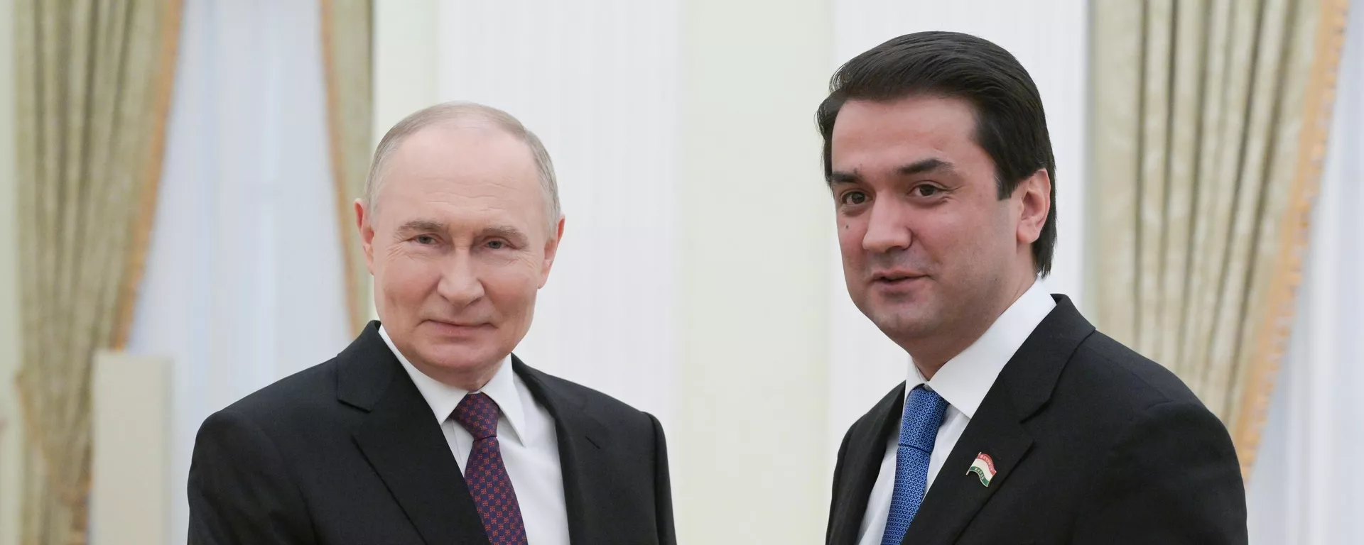 Встреча президента Владимира Путина с председателем Верхней палаты парламента Таджикистана Р. Эмомали - Sputnik Тоҷикистон, 1920, 29.05.2025
