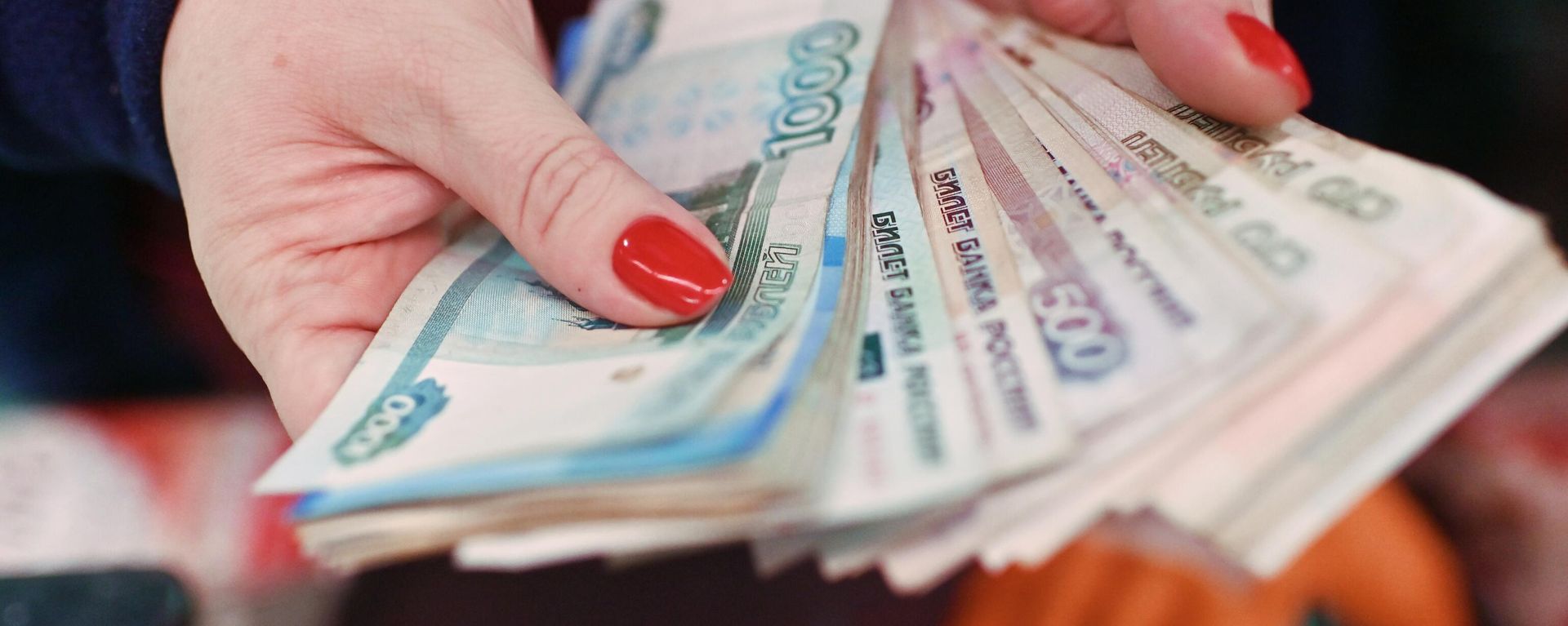 Продавец на рынке пересчитывает деньги. - Sputnik Таджикистан, 1920, 26.09.2026