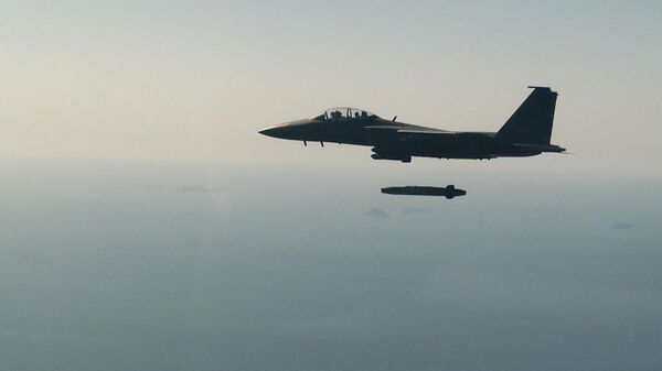 Ракета Taurus, запущенная с истребителя F-15K. Архивное фото  - Sputnik Таджикистан