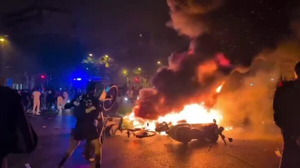 В Париже бурно отпраздновали победу ПСЖ в Лиге чемпионов: за ночь погромов погибли 2 человека, около 200 пострадали - Sputnik Таджикистан