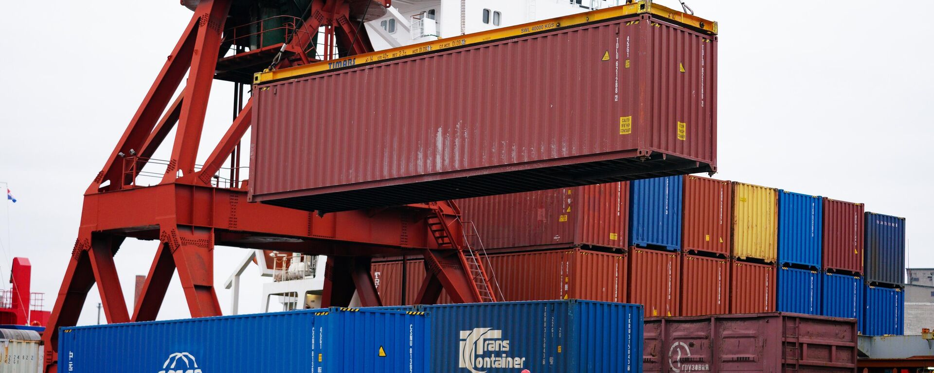 Портовой кран грузит контейнеры в морском порту в Калининграде. - Sputnik Тоҷикистон, 1920, 25.07.2025