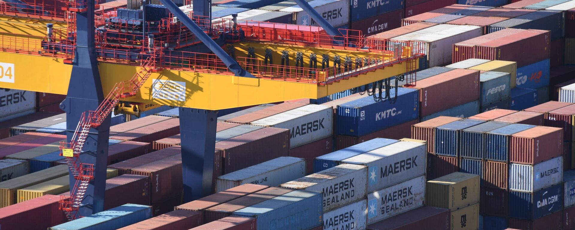 Грузовые контейнеры во Владивостокском морском торговом порту. Иллюстративное фото - Sputnik Тоҷикистон, 1920, 16.10.2025