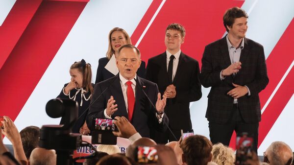 Кандидат в президенты Польши Кароль Навроцкий выступает перед сторонниками в своем штабе после второго тура президентских выборов в Варшаве, Польша, в воскресенье, 1 июня 2025 г. - Sputnik Тоҷикистон