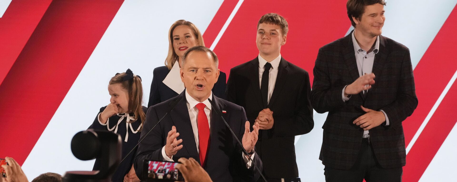 Кандидат в президенты Польши Кароль Навроцкий выступает перед сторонниками в своем штабе после второго тура президентских выборов в Варшаве, Польша, в воскресенье, 1 июня 2025 г. - Sputnik Таджикистан, 1920, 15.11.2025