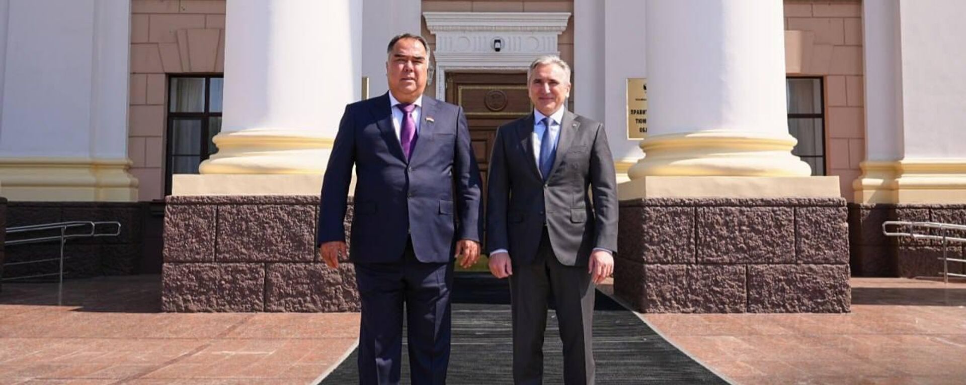 Встреча председателя Согдийской области Раджаба Ахмадзода с губернатором Тюменской области Александром Моором - Sputnik Тоҷикистон, 1920, 03.06.2025