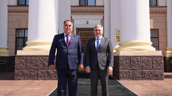 Встреча председателя Согдийской области Раджаба Ахмадзода с губернатором Тюменской области Александром Моором - Sputnik Тоҷикистон
