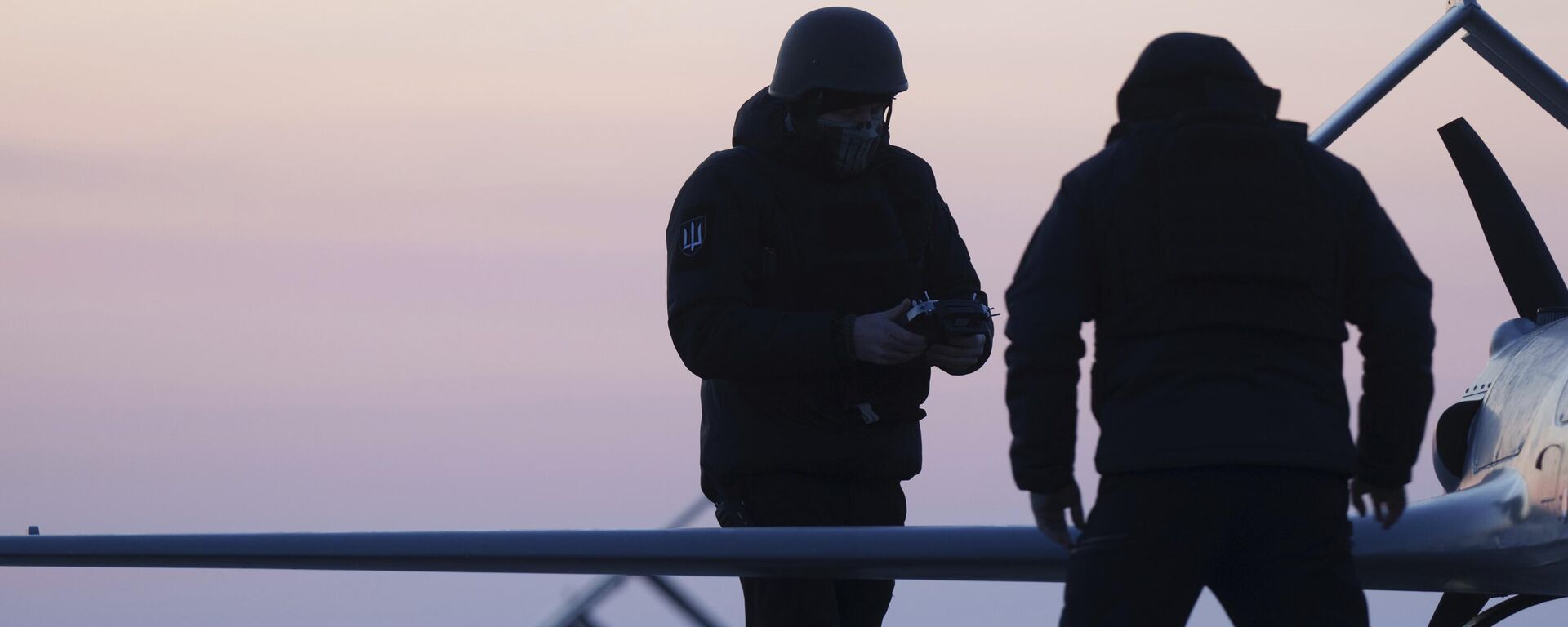 Украинские военнослужащие Главного управления разведки Министерства обороны готовятся к запуску беспилотников дальнего радиуса действия Ан-196 Лютый. - Sputnik Таджикистан, 1920, 03.06.2025