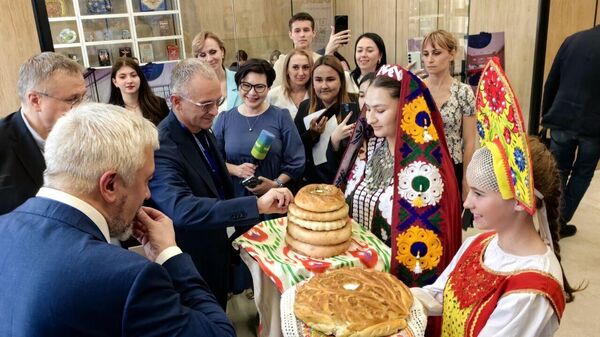 Зампред правительства РФ и глава Россотрудничества посетили Русский дом в Душанбе - Sputnik Таджикистан