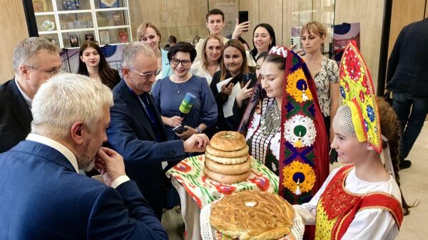 Муовини раиси ҳукумати Русия ва раиси Россотрудничество ба Хонаи Рус дар Душанбе ташриф оварданд - Sputnik Тоҷикистон