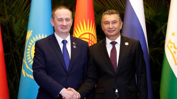Премьер-министр Республики Беларусь Александр Турчин и премьер-министр Таджикистана Кохир Расулзода перед заседанием Совета глав правительств Содружества Независимых Государств (СНГ) в Душанбе - Sputnik Тоҷикистон