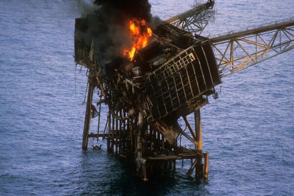 Катастрофа на нефтяной платформе Piper Alpha, произошедшую 6 июля 1988 года. В результате взрыва и пожара, вызванного утечкой газа, погибло 165 человек из 226, что стало одним из самых крупных несчастных случаев на шельфовых платформах в истории. Катастрофа на нефтяной платформе Piper Alpha, произошедшую 6 июля 1988 года. В результате взрыва и пожара, вызванного утечкой газа, погибло 165 человек из 226, что стало одним из самых крупных несчастных случаев на шельфовых платформах в истории. - Sputnik Таджикистан