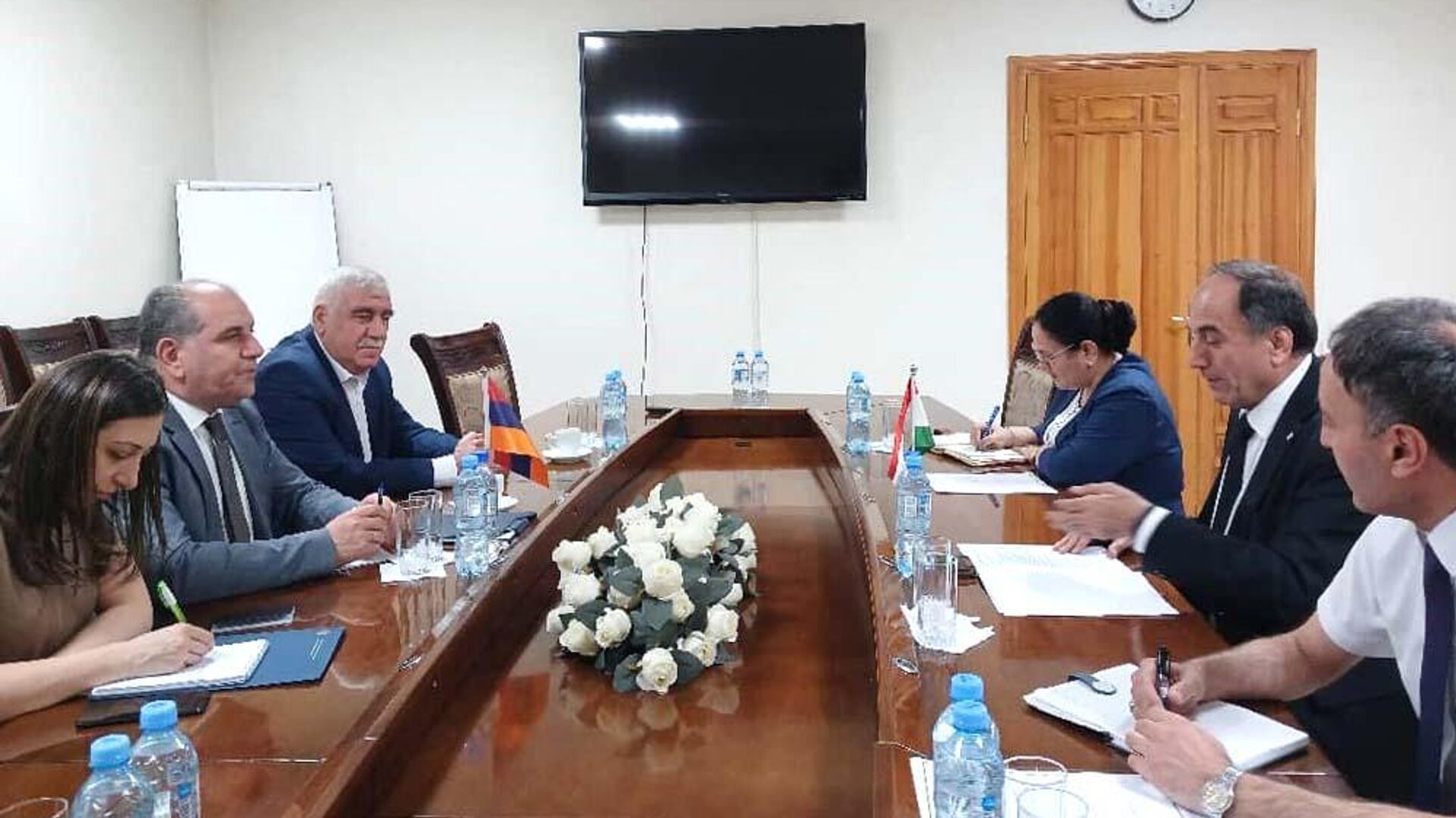 встреча Министра транспорта Республики Таджикистан Азим Иброхима с Чрезвычайным и Полномочным послом Республики Армения Арменом Гевондяном - Sputnik Тоҷикистон, 1920, 06.06.2025