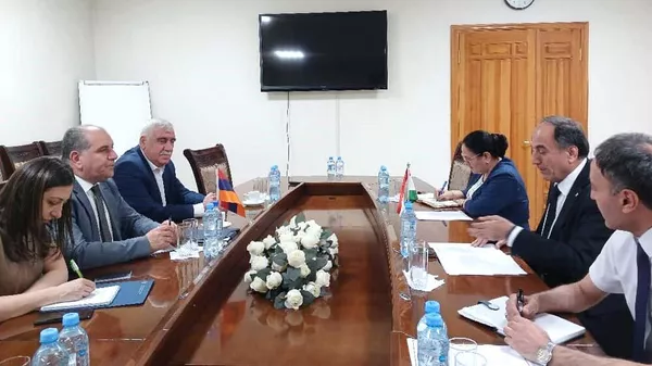 встреча Министра транспорта Республики Таджикистан Азим Иброхима с Чрезвычайным и Полномочным послом Республики Армения Арменом Гевондяном - Sputnik Тоҷикистон