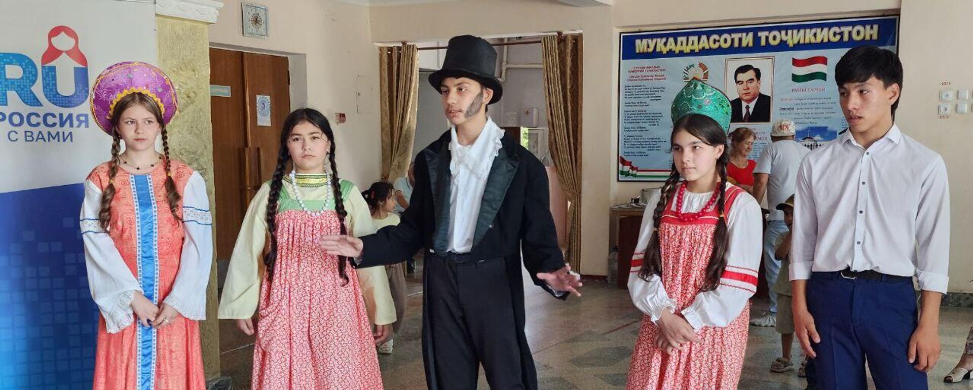 В Бустоне почтили память великого русского поэта Александра Сергеевича Пушкина  - Sputnik Тоҷикистон, 1920, 06.06.2025