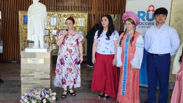 В Бустоне торжественно отметили 226-летие Александра Пушкина и Международный день русского языка - Sputnik Таджикистан