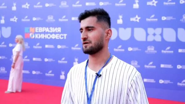 Евразия-Кинофест позволяет познакомиться с разными историями других народов и стран, отметил таджикский оператор Муминджон Кодиров - Sputnik Таджикистан
