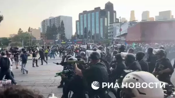 Дар Лос-Анҷелес задухӯрдҳои шадид бо полис идома доранд - нерӯҳои амниятӣ аз норинҷакҳои гичкунанда ва тирҳои резиниро истифода доранд - Sputnik Тоҷикистон