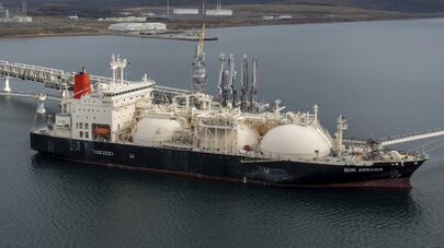 Танкер Sun Arrows загружает сжиженный природный газ с проекта "Сахалин-2" в порту Пригородное, Россия, в пятницу, 29 октября 2021 года