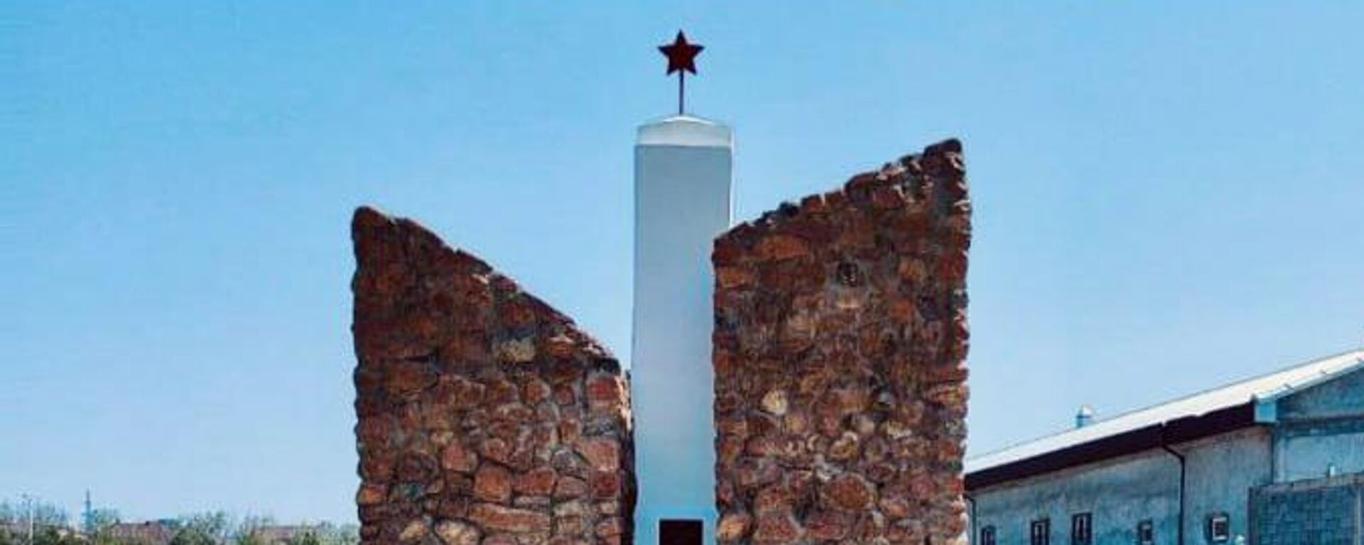 Памятник погибшим в военно-медицинских эвакогоспиталях №1075 и №4455 в городе Канибадаме Согдийской области  - Sputnik Таджикистан, 1920, 12.06.2025