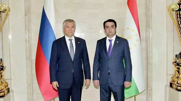 Рустами Эмомалӣ раиси Думаи давлатӣ Вячеслав Володинро бо Рӯзи Русия табрик гуфт - Sputnik Тоҷикистон