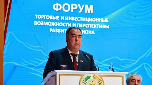 Глава Согдийской области Раджаб Ахмадзода на форуме торговые и инвестиционные возможности и перспективы развития региона  - Sputnik Тоҷикистон