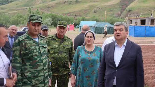 Сулаймон Зиёзода, муовини нахуствазири Тоҷикистон, аз рафти сохтмони синфхонаҳои изофӣ дар мактаби рақами 68-и ноҳияи Рашт, ки аз заминларза осеб дидааст, шинос шуд, гузориш медиҳад Вазорати маориф - Sputnik Тоҷикистон