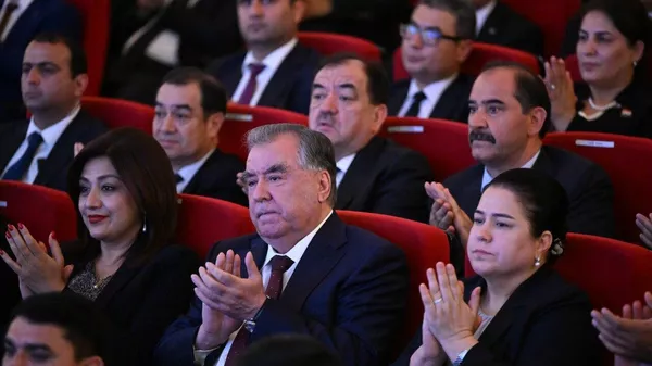 Раҳмон дар муаррифии оркестри кӯдакон ва наврасони Оркестри давлатии симфонӣ иштирок намуд - Sputnik Тоҷикистон
