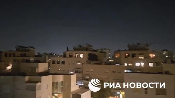 Иран запустил в сторону Израиля сотни баллистических ракет, сообщает госагентство IRNA - Sputnik Таджикистан