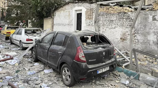 Автомобили в Тегеране, поврежденные в результате израильских авиаударов по Ирану  - Sputnik Тоҷикистон