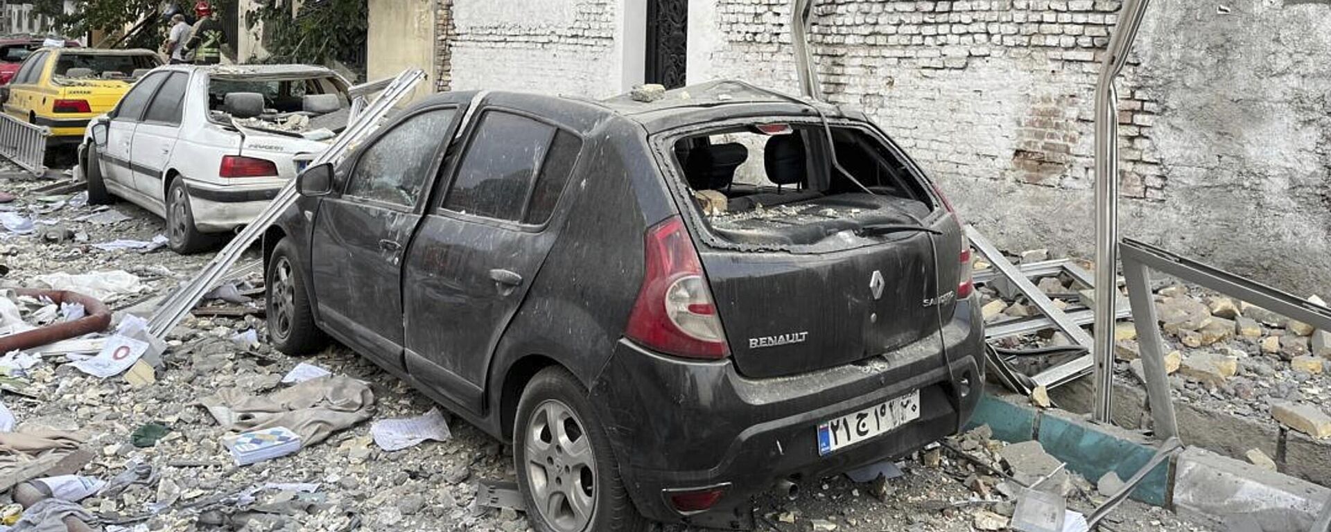 Автомобили в Тегеране, поврежденные в результате израильских авиаударов по Ирану  - Sputnik Тоҷикистон, 1920, 15.06.2025