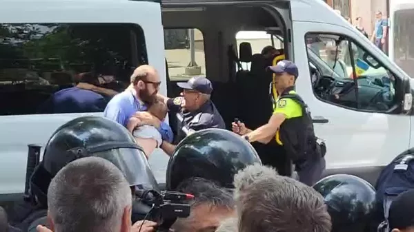Дар пойтахти Молдавия дар ҷараёни роҳпаймоӣ барои дифоъ аз оила пулис мухолифони ЛГБТ*-ро бераҳмона латукӯб ва боздошт кард - Sputnik Тоҷикистон