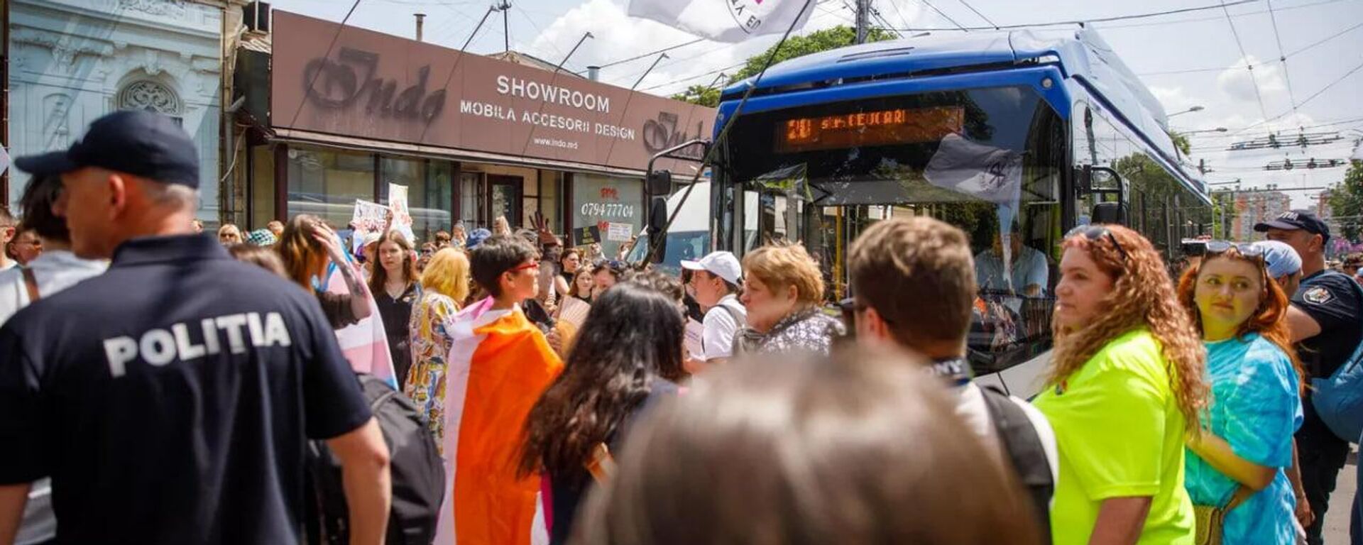 Марш ЛГБТ* в Кишиневе обернулся столкновениями верующих с полицией - Sputnik Таджикистан, 1920, 15.06.2025