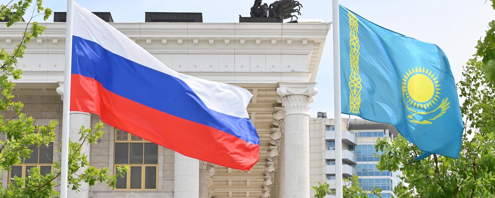 Государственные флаги России и Казахстана - Sputnik Тоҷикистон, 1920, 17.06.2025