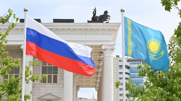 Государственные флаги России и Казахстана - Sputnik Тоҷикистон