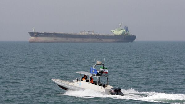 Иранский катер Революционной гвардии и нефтяной танкер в Ормузском проливе. Архивное фото - Sputnik Таджикистан