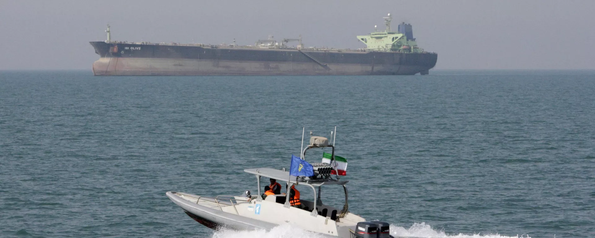 Иранский катер Революционной гвардии и нефтяной танкер в Ормузском проливе. Архивное фото - Sputnik Тоҷикистон, 1920, 22.06.2025