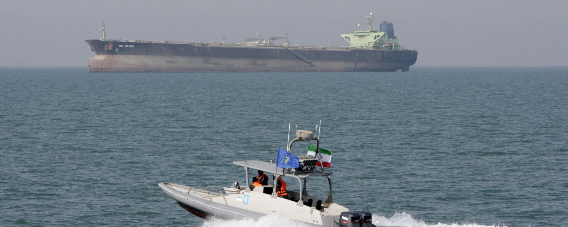 Иранский катер Революционной гвардии и нефтяной танкер в Ормузском проливе. Архивное фото - Sputnik Тоҷикистон, 1920, 22.06.2025