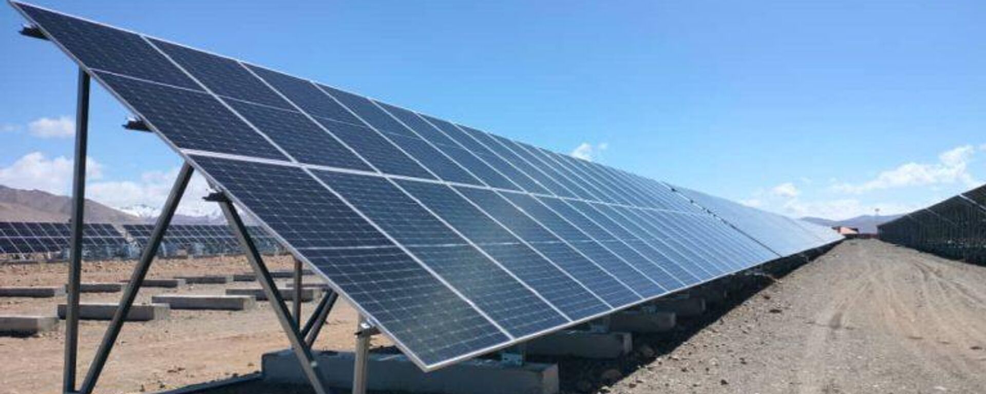 В Мургобском районе вводят в эксплуатацию три солнечных элекростанции - Sputnik Таджикистан, 1920, 21.06.2025